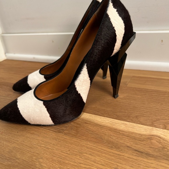 Fendi Black and White Zebra Print Pony Hair Diamond Heel Pumps - Picture 12 of 16